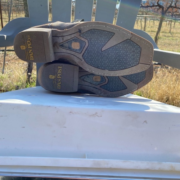 Size 9.5 Dan Post cowboy boots; narrow square toe; good condition - Picture 4 of 5